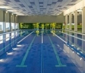La piscina coberta municipal et convida a encetar l'any més en forma