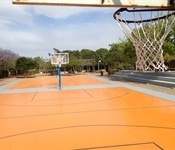 Nous colors per a les pistes de bàsquet i patinatge al parc Europa