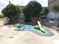 Mobiliari urbà i jocs en parcs infantils