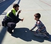 La Policia Local ensenya l'ús responsable de la pirotècnia als escolars