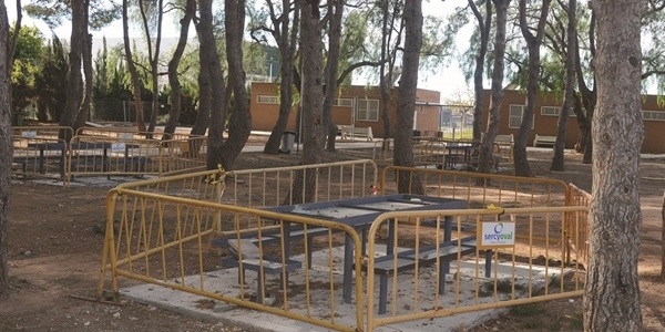 Renovació de les taules de la pinada del Poliesportiu