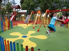 Instal·lació de paviment de seguretat sota els Jocs Infantils dels parcs municipals