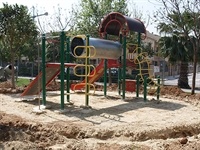Instal·lació de paviment de seguretat sota els Jocs Infantils dels parcs municipals 11