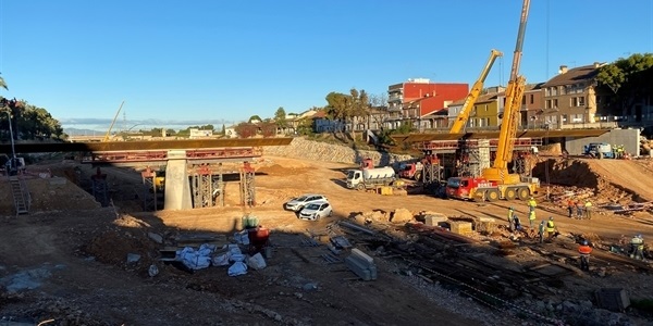 Les peces principals del tauler de la passarel·la ja estan al seu lloc