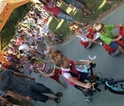 Xiquetes i xiquets plenen d'alegria el carril bici