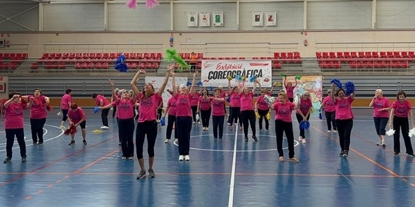 El grup de ball de persones majors participen en la trobada coreogràfica comarcal